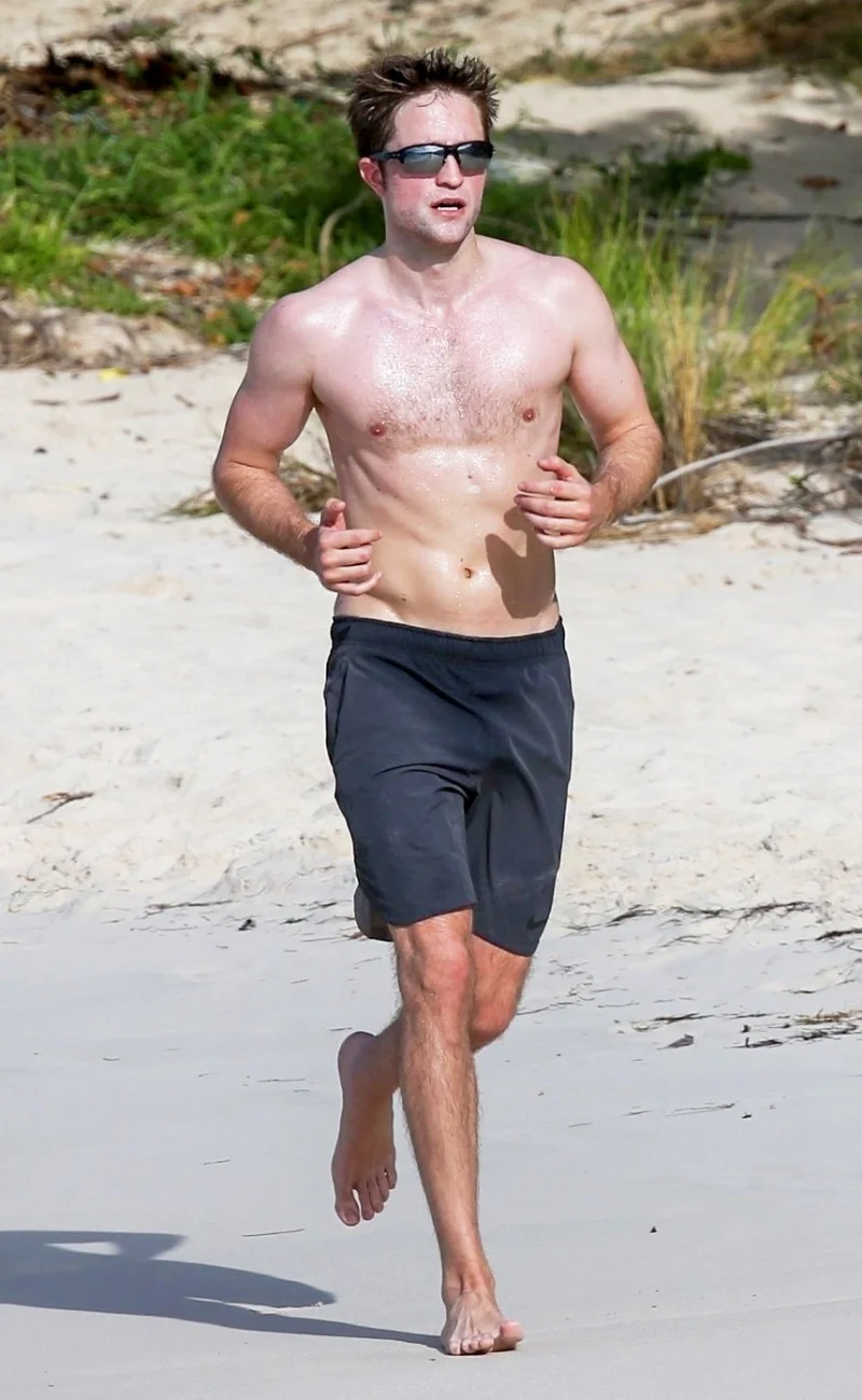 Роберт Паттинсон посветил своим голым торсом на пляже - фото 367404