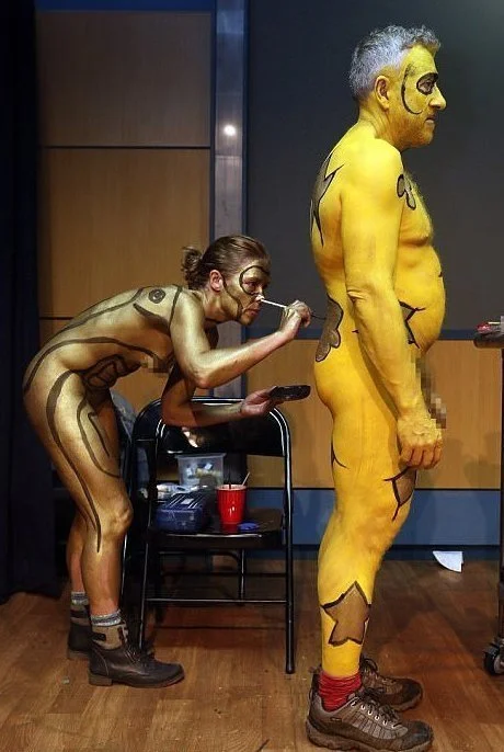 И холод не страшен: голые люди устроили арт-шоу прямо на Таймс-сквер - фото 368623