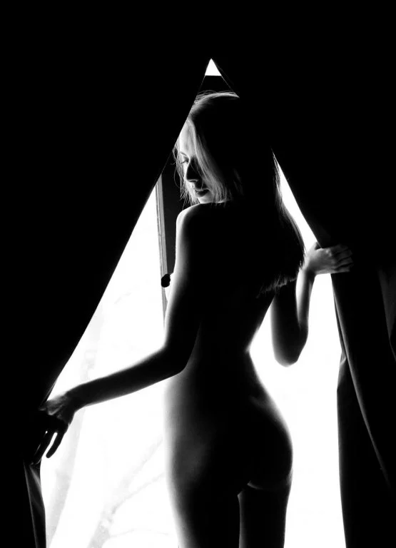 Український фотограф показує красу голого жіночого тіла на грані порно та еротики - фото 372233