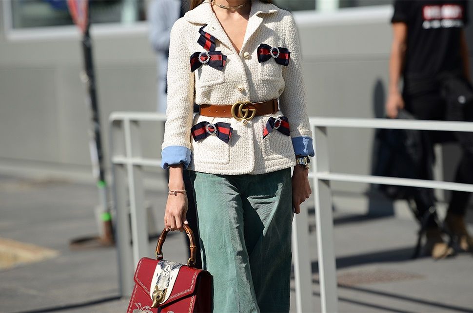 Стильный лайфхак: ремень, которым звезды street style перевязывают любые вещи - фото 368590