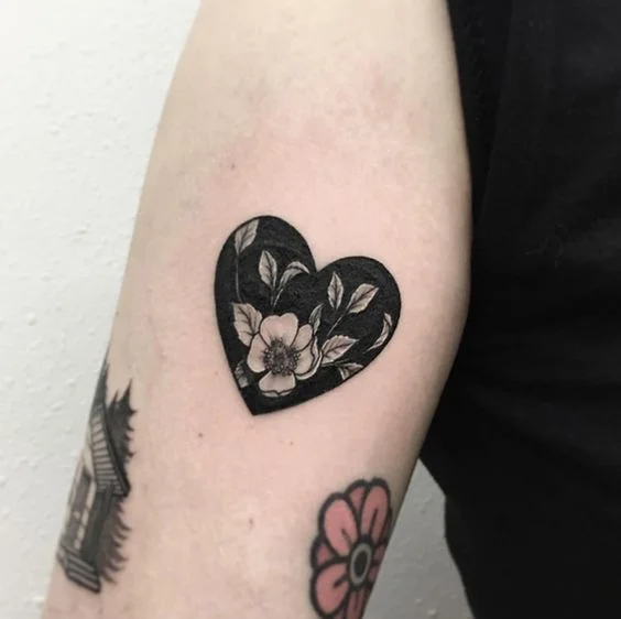 Татуировки в форме сердца, которые могут стать идеальным подарком на День Валентина - фото 368442