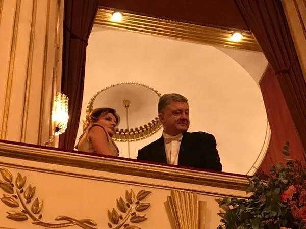 Марина Порошенко ошеломила элегантным образом на Венском балу - фото 368174