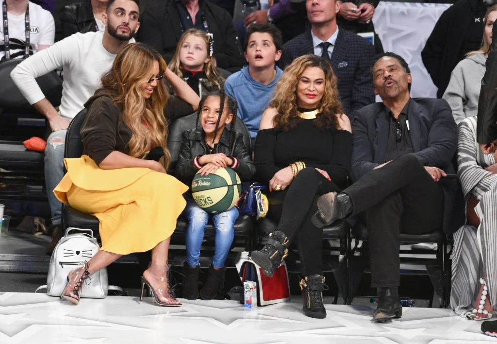 Стильні крихітки Бейонсе з донькою всіх затьмарили на матчі NBA - фото 370131