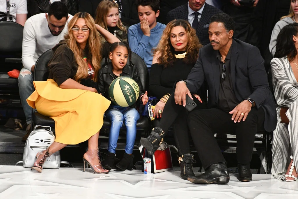 Стильные малышки Бейонсе с дочкой всех затмили на матче NBA - фото 370132