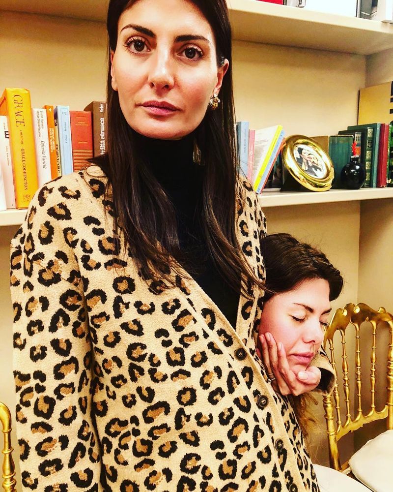Ответ Gucci: сеть взорвали курьезные снимки людей, которые держат голову на руках - фото 371812
