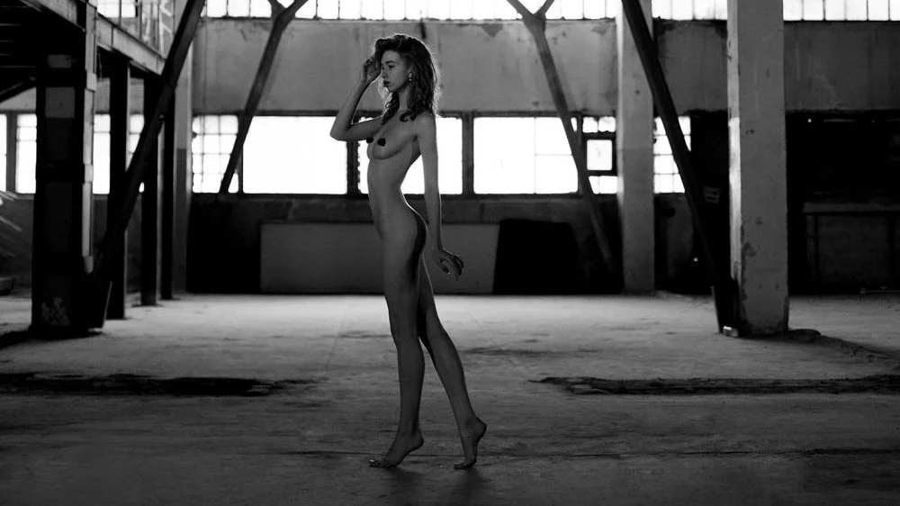 Український фотограф показує красу голого жіночого тіла на грані порно та еротики - фото 372223