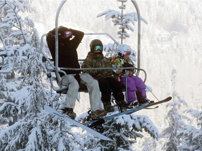 Все в сборе: семья Бекхэмов развлекается на горнолыжном курорте Канады - фото 370992
