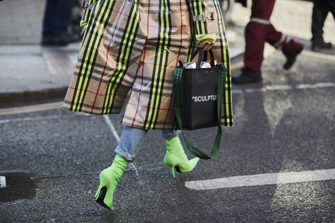 Неделя моды в Лондоне: яркие и колоритные street style образы гостей - фото 370288