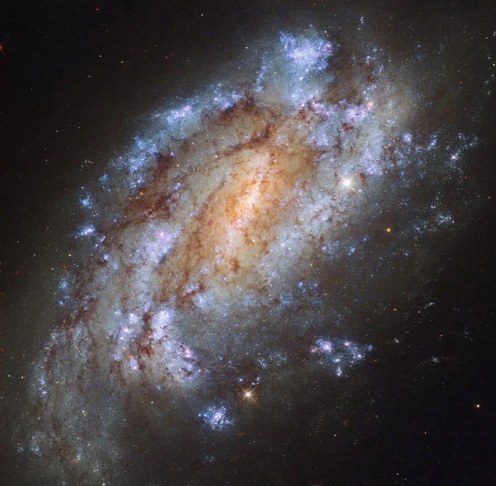 Ученые показали, как выглядит одна из самых одиноких галактик Вселенной - фото 367159