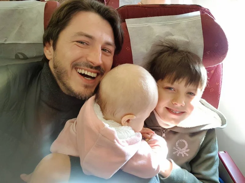 Звездный отец Сергей Притула умилил снимками с малышами - фото 371552
