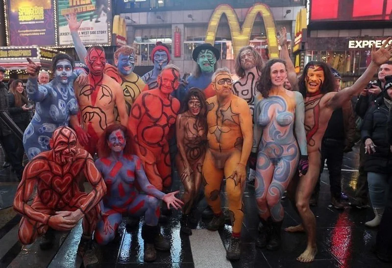 И холод не страшен: голые люди устроили арт-шоу прямо на Таймс-сквер - фото 368627