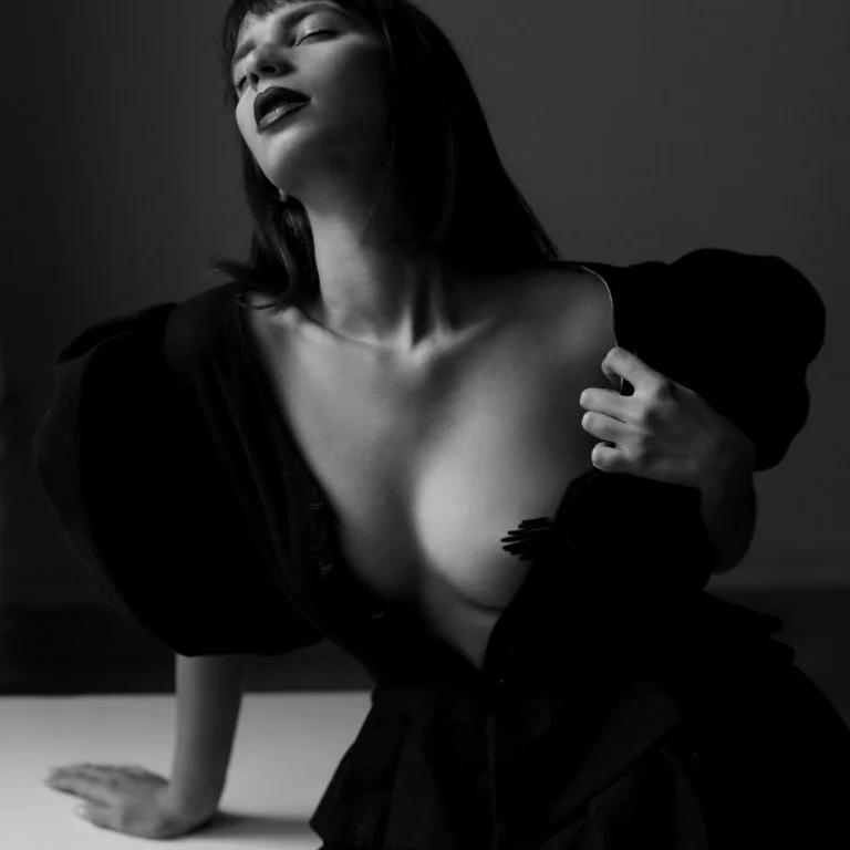 Украинский фотограф показывает красоту обнаженного женского тела на грани порно и эротики - фото 372224