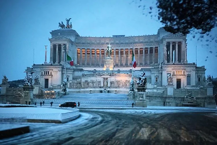 Сильна завірюха замела Рим і його старовинні пам'ятки (ФОТО) - фото 371711