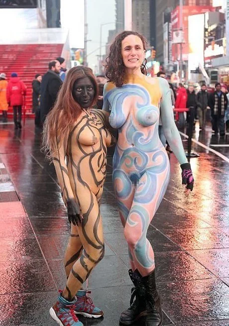 И холод не страшен: голые люди устроили арт-шоу прямо на Таймс-сквер - фото 368628