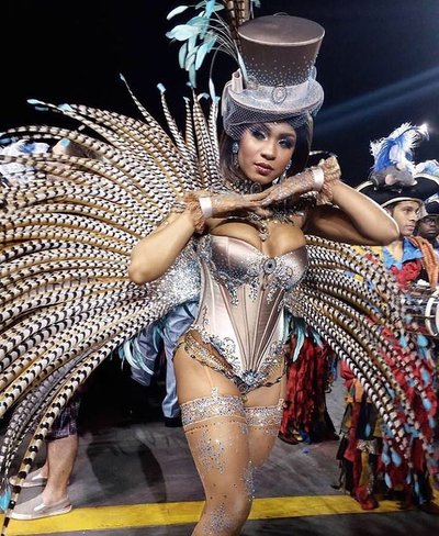 Попа в перьях: самые голые люди карнавала в Рио-де-Жанейро