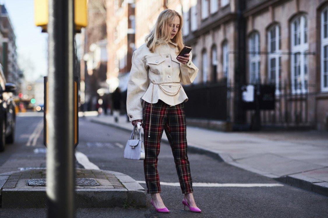 Тиждень моди в Лондоні: яскраві й колоритні street style образи гостей - фото 370286