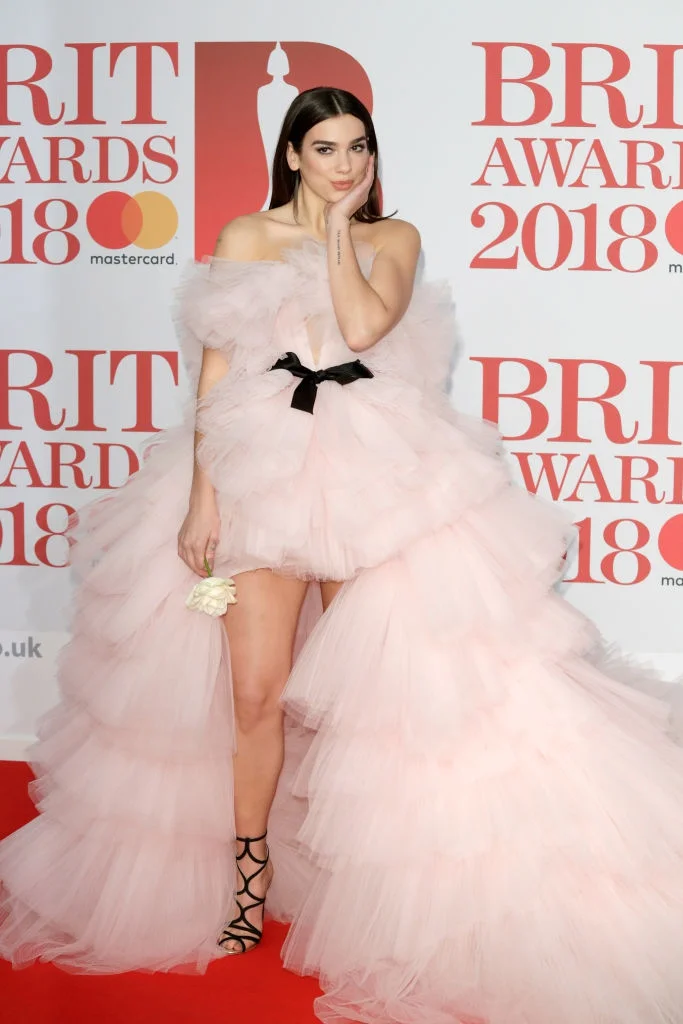 BRIT Awards 2018 - найобговорюваніші образи з червоної доріжки, які ти маєш побачити - фото 370810