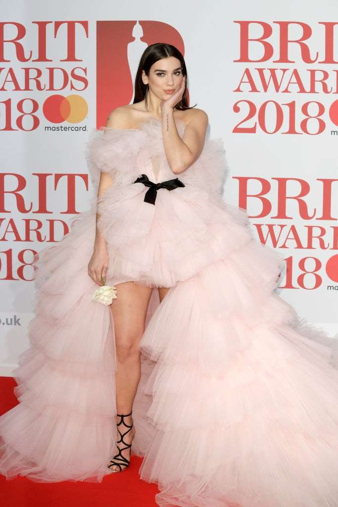 BRIT Awards 2018 - самые обсуждаемые образы с красной дорожки, которые ты должен увидеть - фото 370810