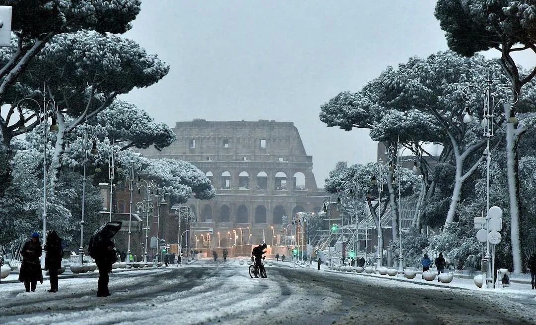 Сильна завірюха замела Рим і його старовинні пам'ятки (ФОТО) - фото 371725
