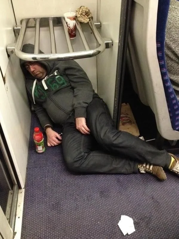 Смех да и только: забавные фото людей, которые заснули в общественном транспорте - фото 371057