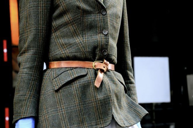 Стильный лайфхак: ремень, которым звезды street style перевязывают любые вещи - фото 368588