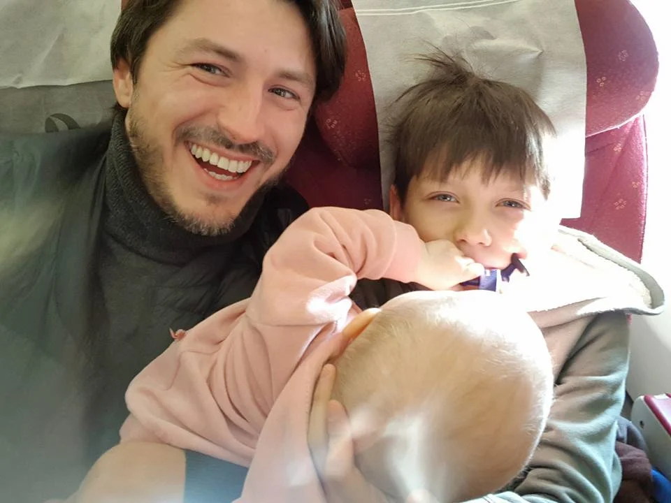 Звездный отец Сергей Притула умилил снимками с малышами - фото 371542