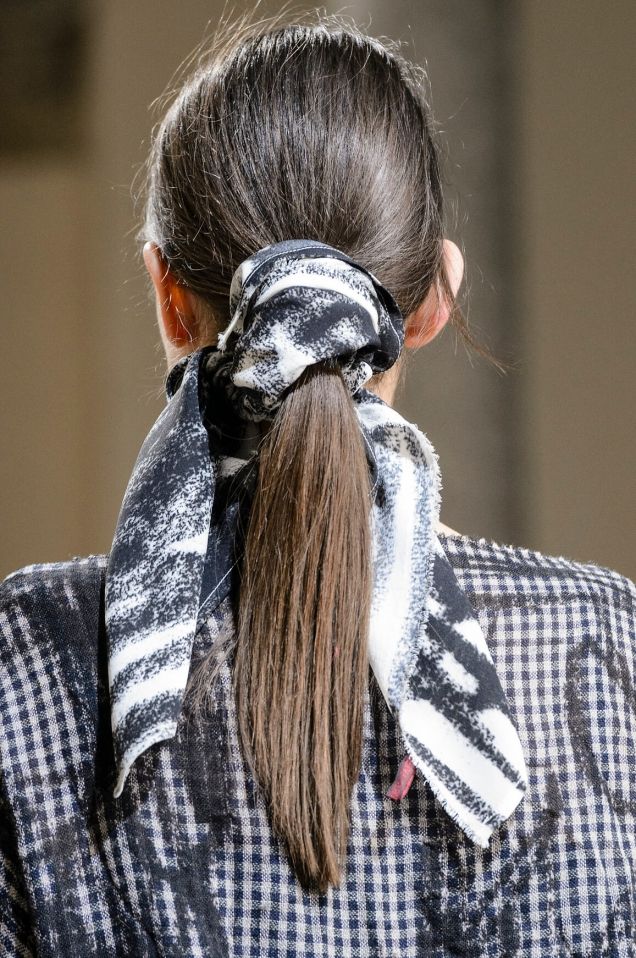 Романтический hair-тренд этой зимы - прически с лентой - фото 366331