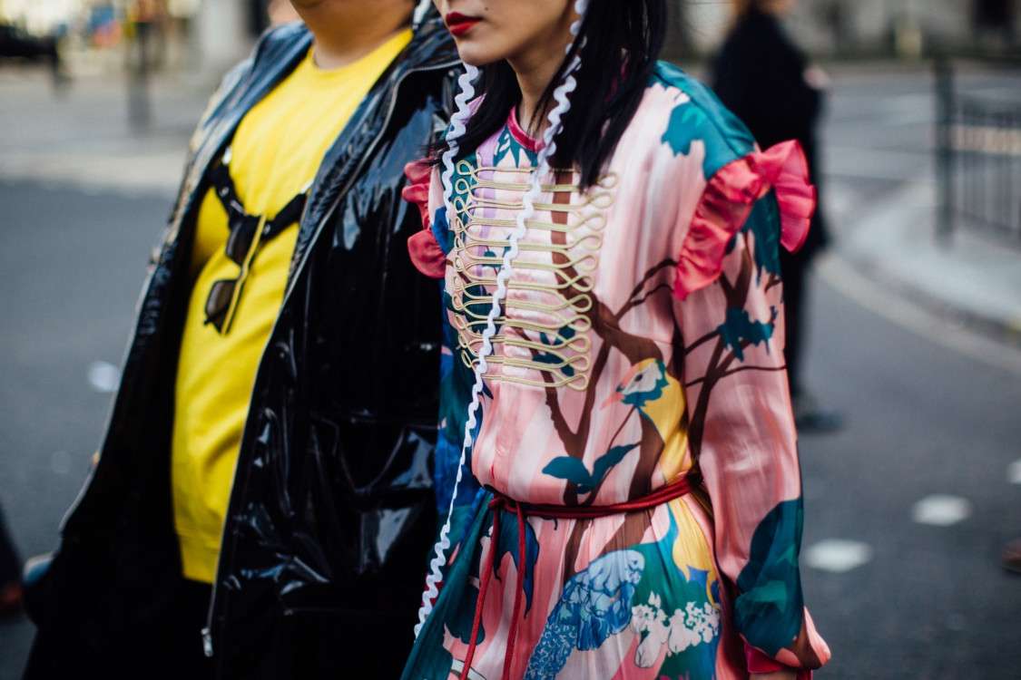 Неделя моды в Лондоне: яркие и колоритные street style образы гостей - фото 370295