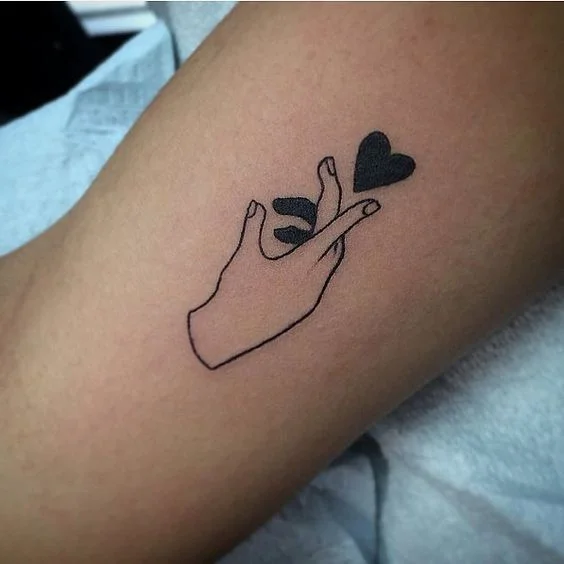 Татуировки в форме сердца, которые могут стать идеальным подарком на День Валентина - фото 368448