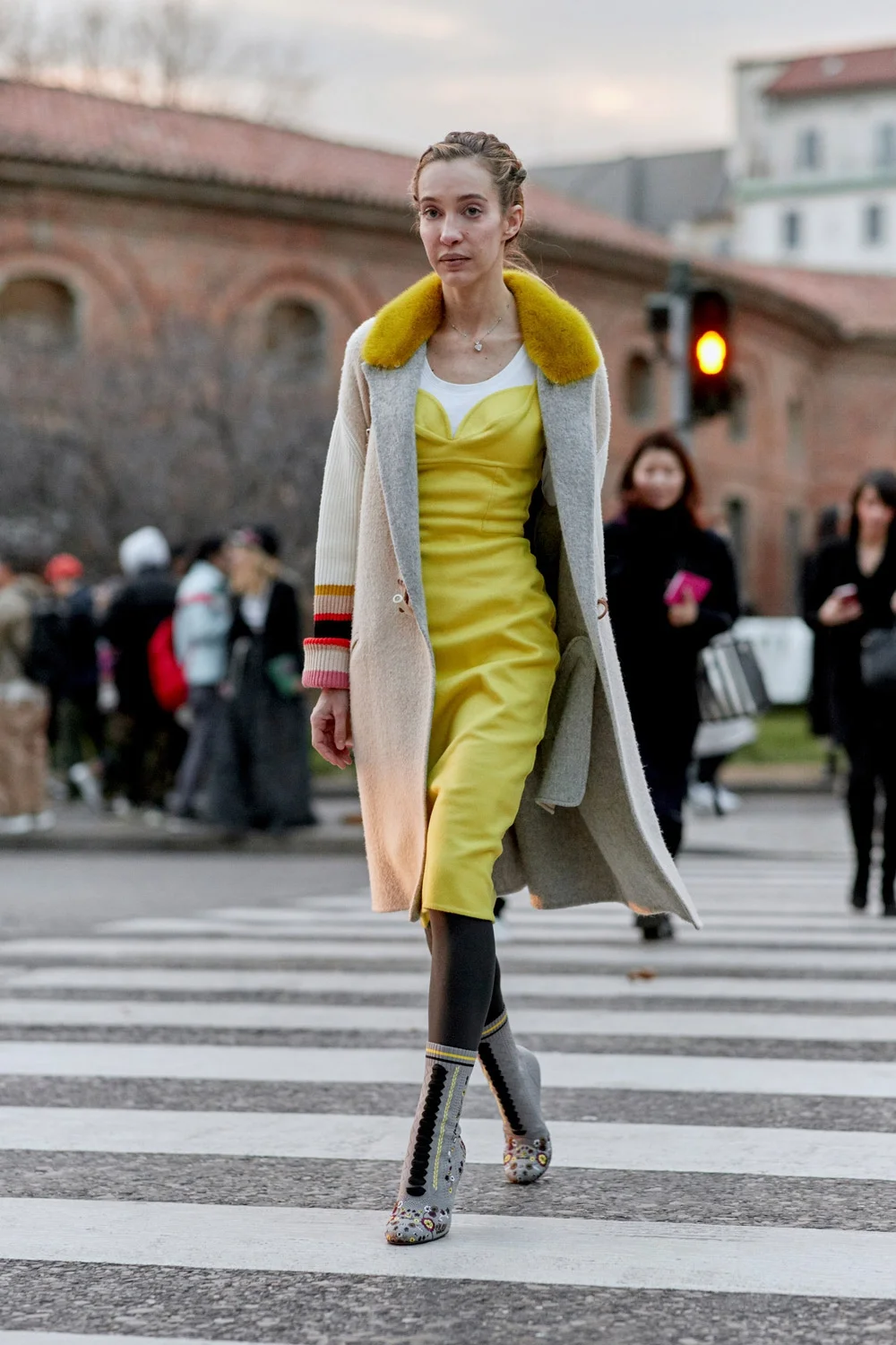 Милан в тренде: как одеваются звезды street style на модные показы - фото 371418