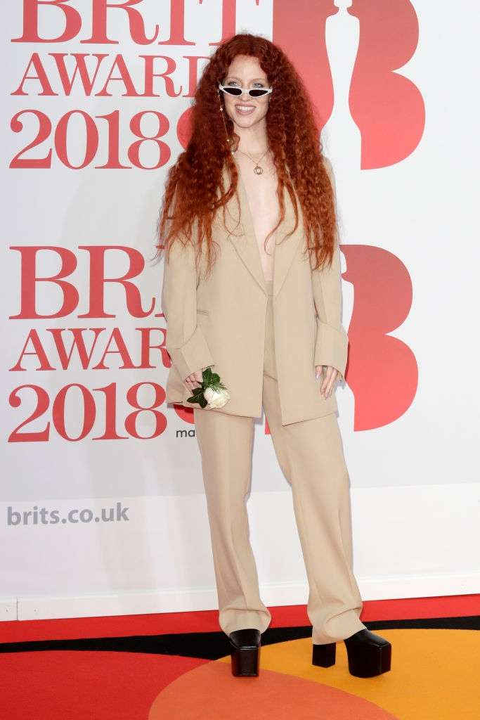 BRIT Awards 2018 - самые обсуждаемые образы с красной дорожки, которые ты должен увидеть - фото 370812