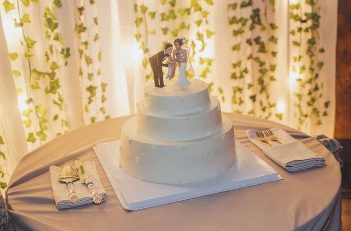 Пушистые и сладкие: свадебные торты, на которых собаки полноправные члены праздника - фото 367683