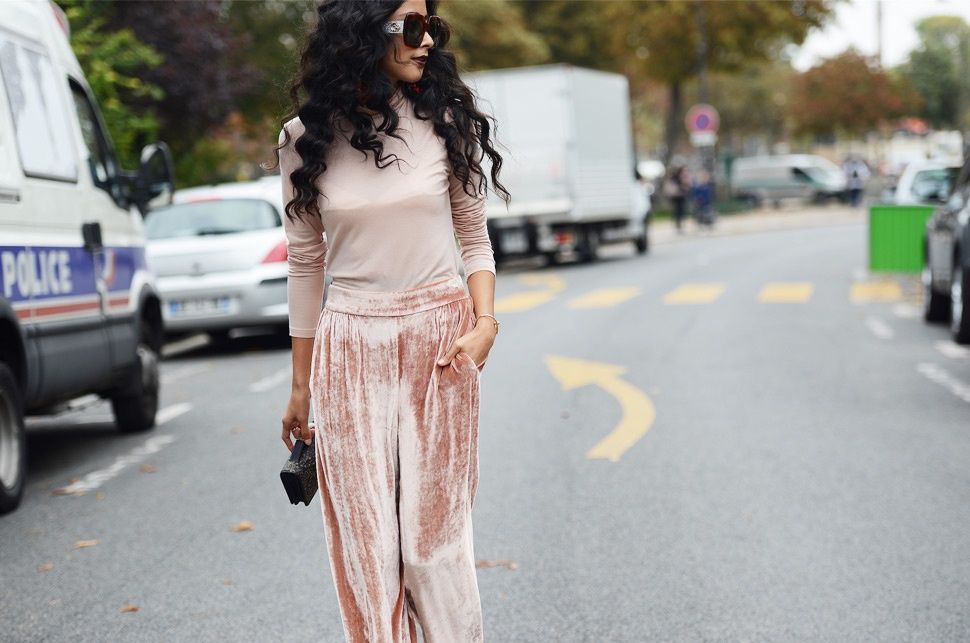 Модный street style: как носить бархат весной 2018 - фото 367647