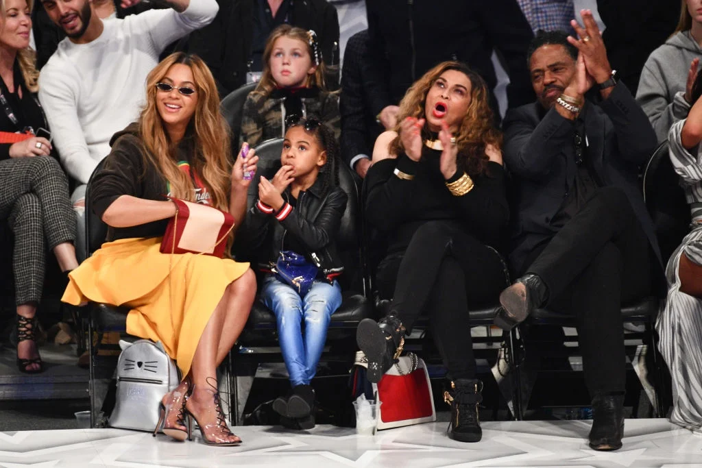 Стильные малышки Бейонсе с дочкой всех затмили на матче NBA - фото 370133