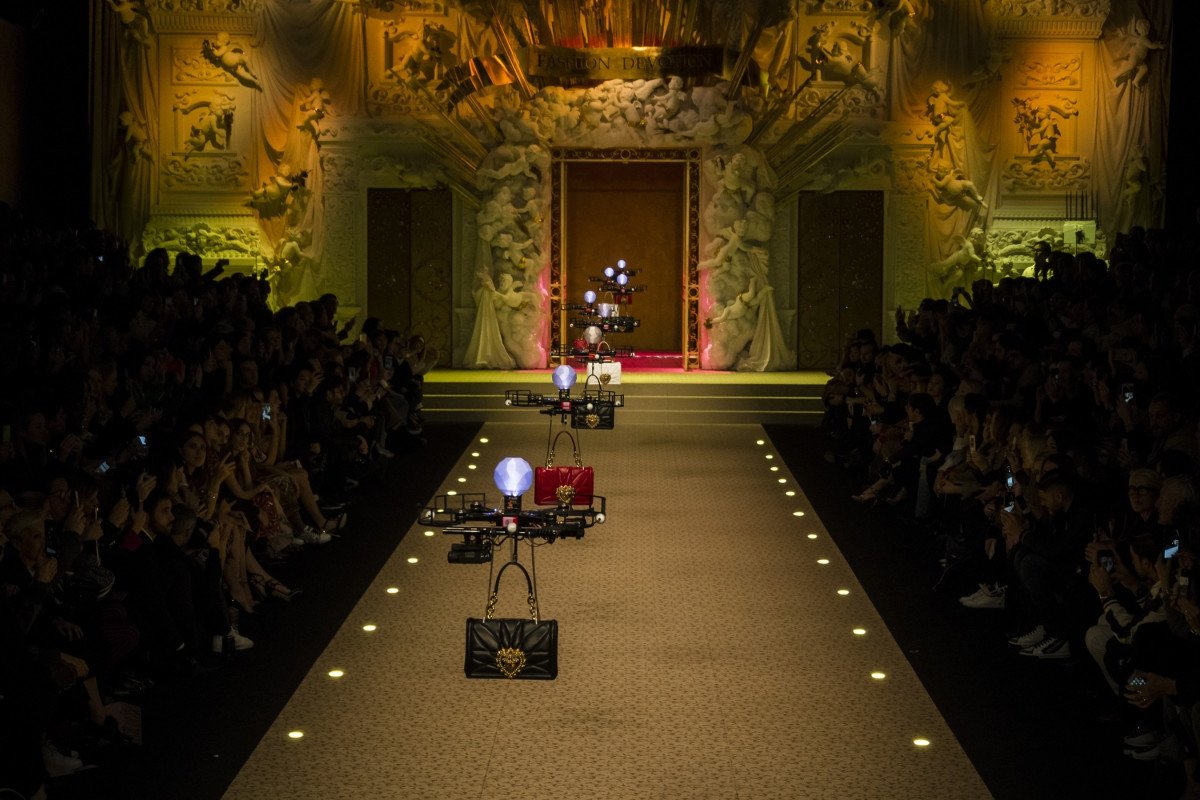 Dolce & Gabbana вместо моделей выпустили на подиум дронов с сумками - фото 371486