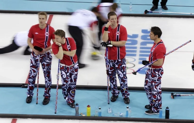 Сборная Норвегии по керлингу превратила Олимпиаду на неделю моды - фото 369609