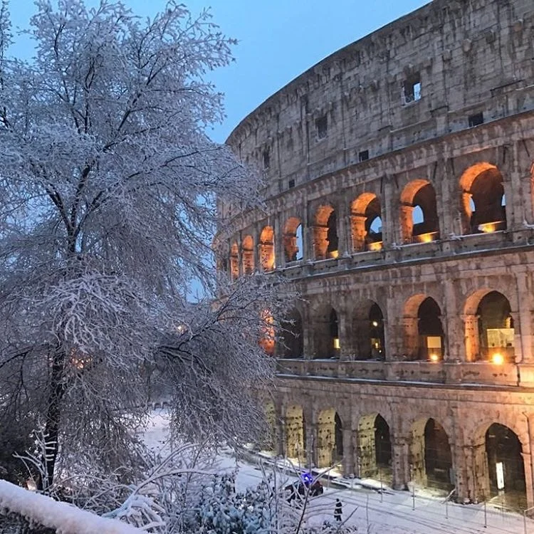 Сильна завірюха замела Рим і його старовинні пам'ятки (ФОТО) - фото 371718