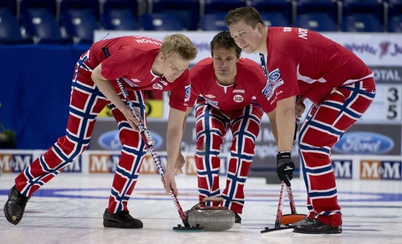 Сборная Норвегии по керлингу превратила Олимпиаду на неделю моды - фото 369607