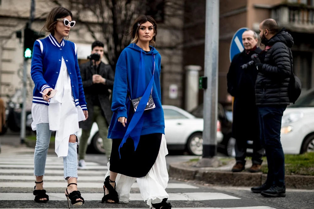 Милан в тренде: как одеваются звезды street style на модные показы - фото 371408