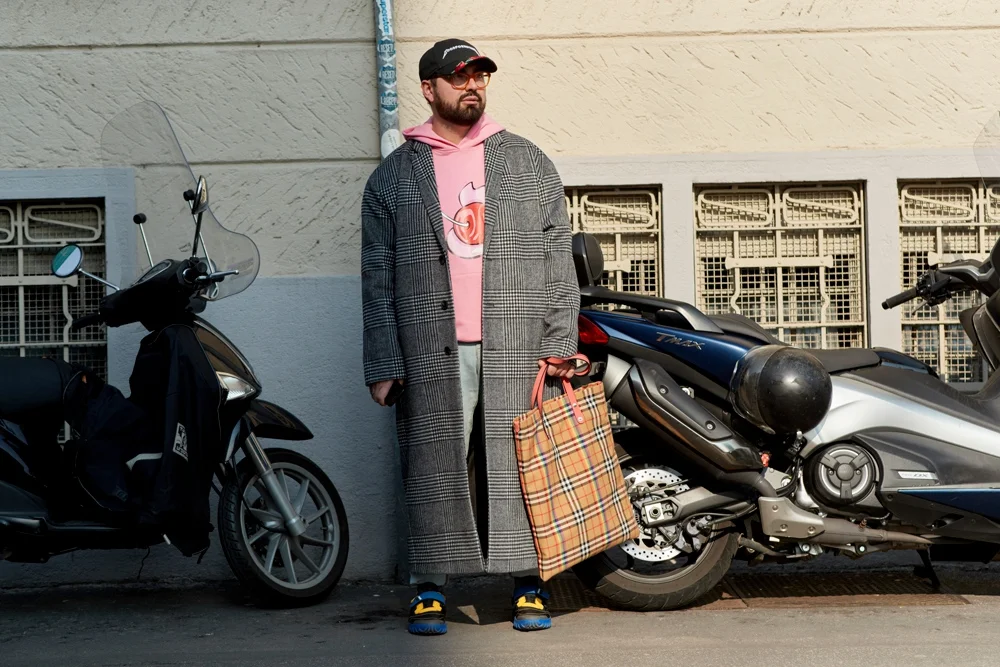 Милан в тренде: как одеваются звезды street style на модные показы - фото 371412