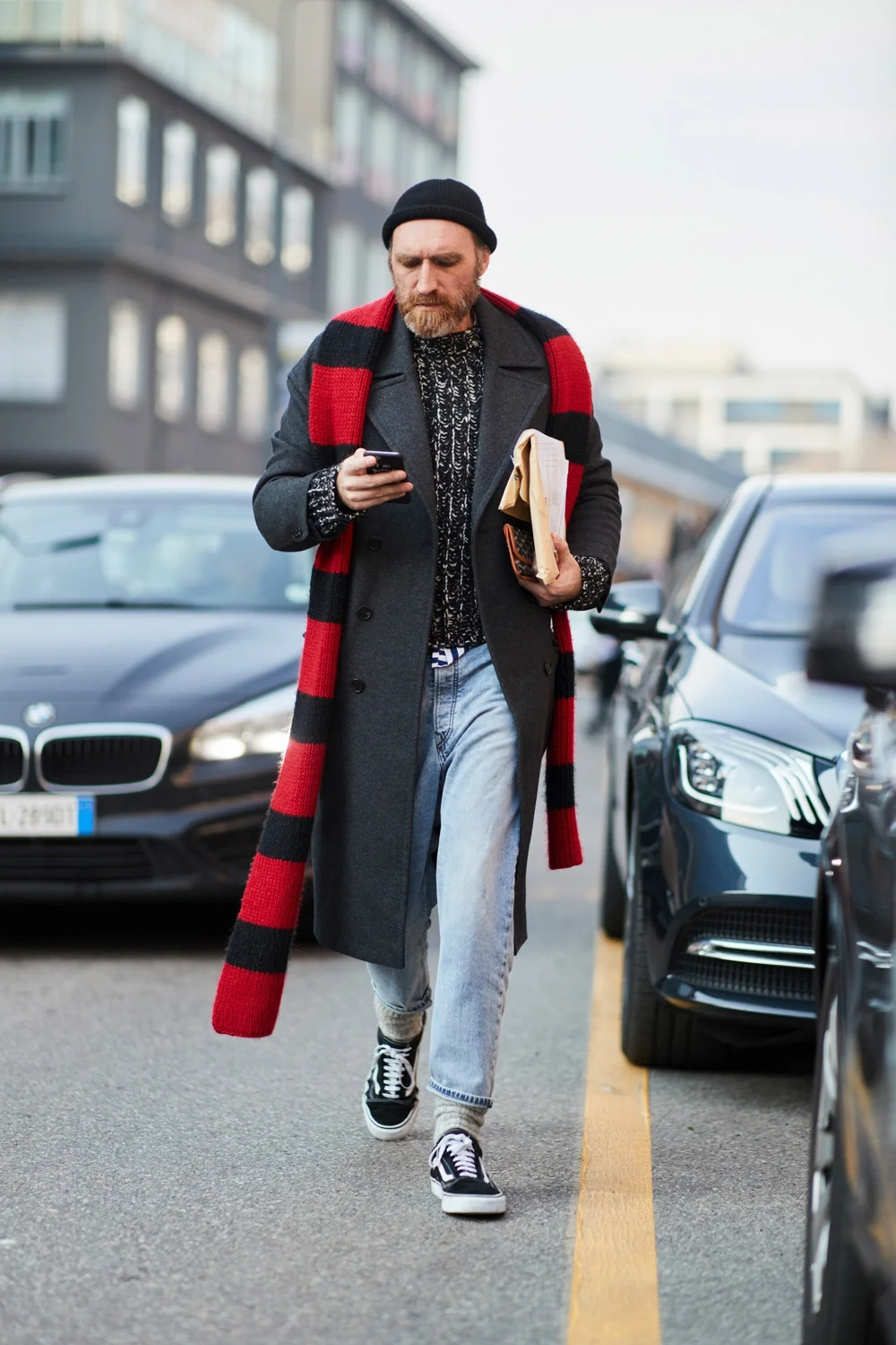 Милан в тренде: как одеваются звезды street style на модные показы - фото 371411