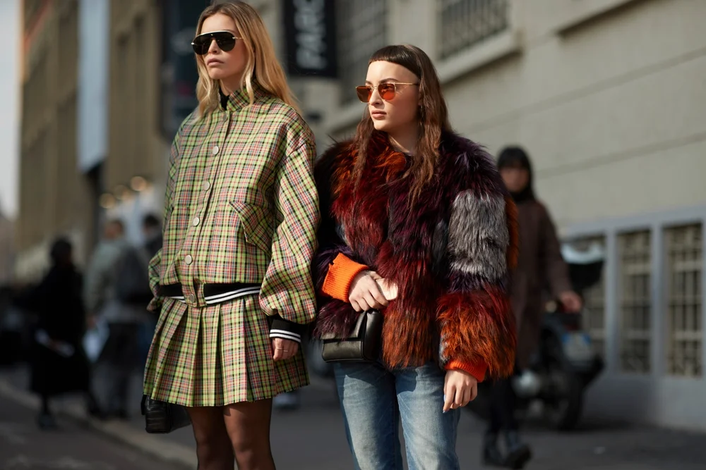 Милан в тренде: как одеваются звезды street style на модные показы - фото 371413
