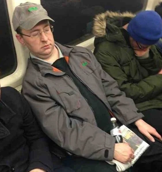 Сміх та й годі: потішні фото людей, які заснули у громадському транспорті - фото 371069