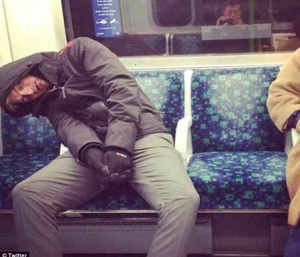 Смех да и только: забавные фото людей, которые заснули в общественном транспорте - фото 371055