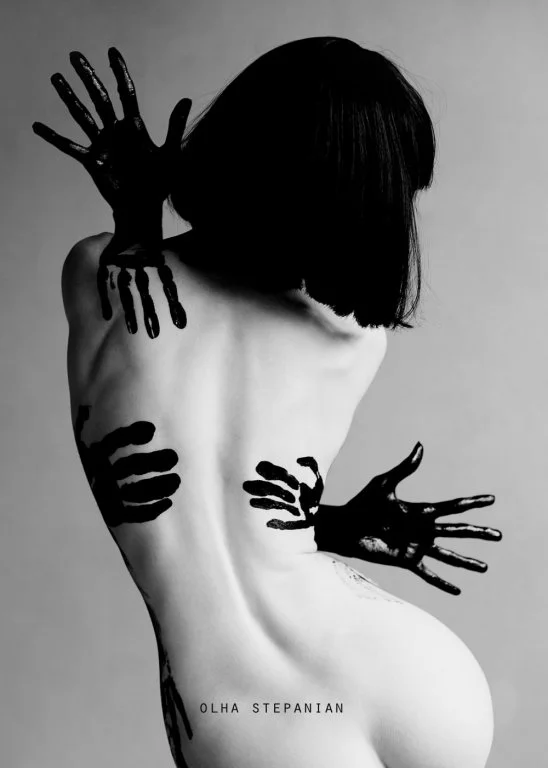 Український фотограф показує красу голого жіночого тіла на грані порно та еротики - фото 372234