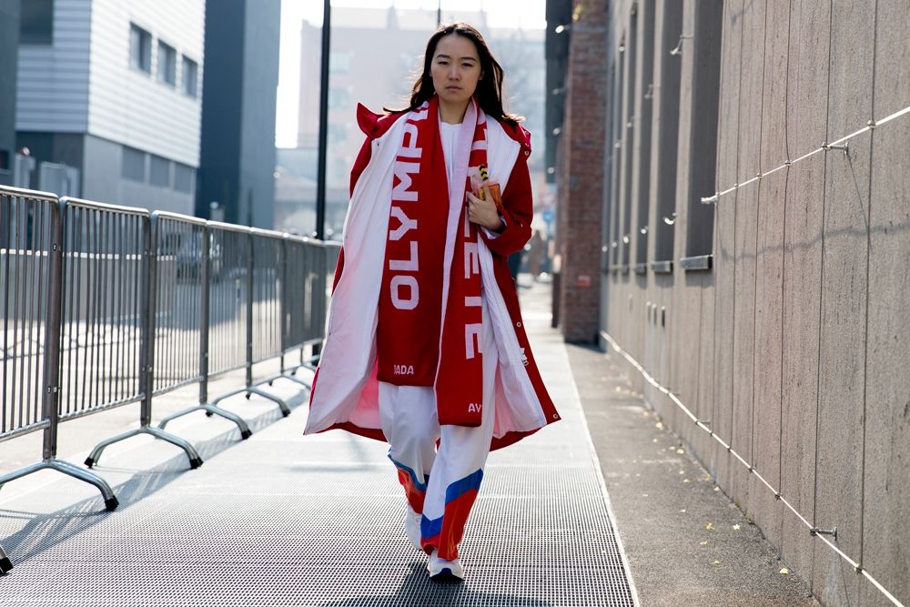 Милан в тренде: как одеваются звезды street style на модные показы - фото 371400