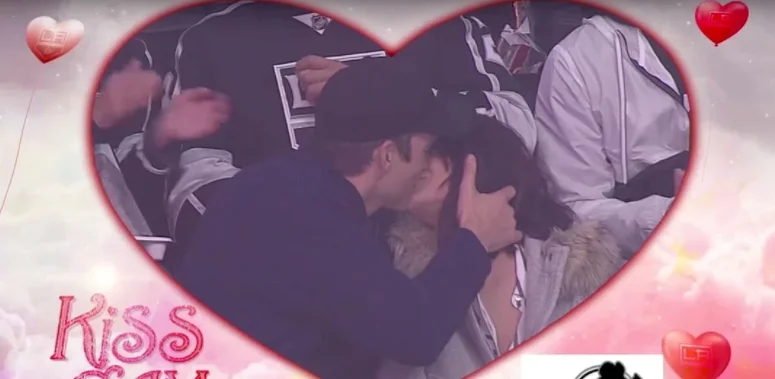 Эштон Кутчер и Мила Кунис были застигнутые во время поцелуя на хоккейном матче - фото 372102