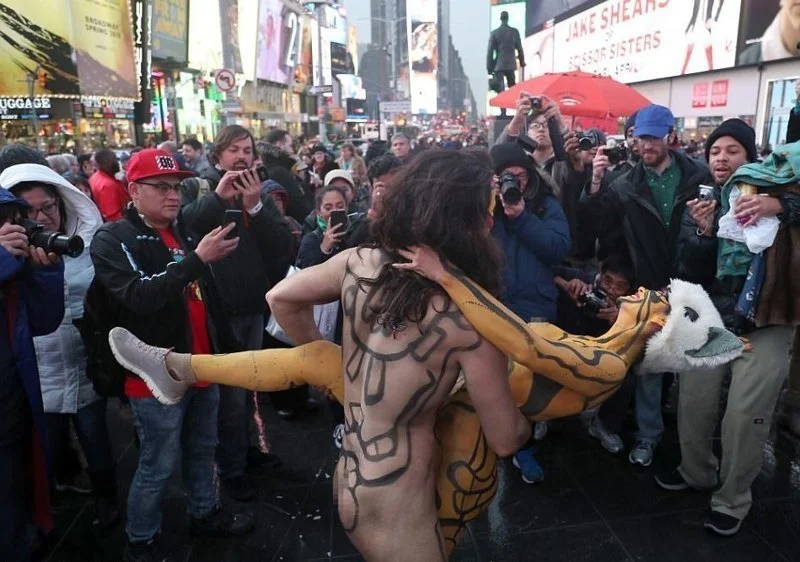 И холод не страшен: голые люди устроили арт-шоу прямо на Таймс-сквер - фото 368625