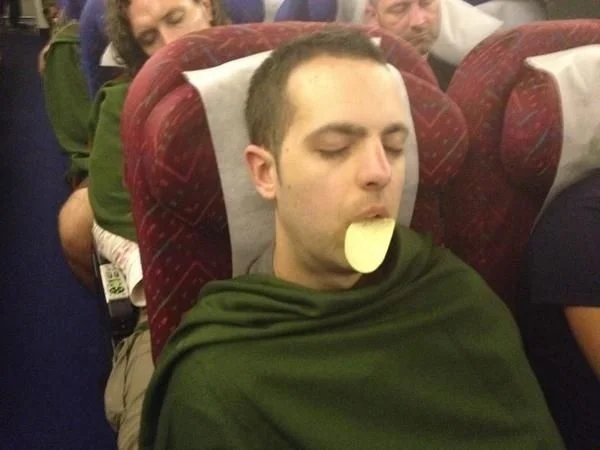 Сміх та й годі: потішні фото людей, які заснули у громадському транспорті - фото 371063