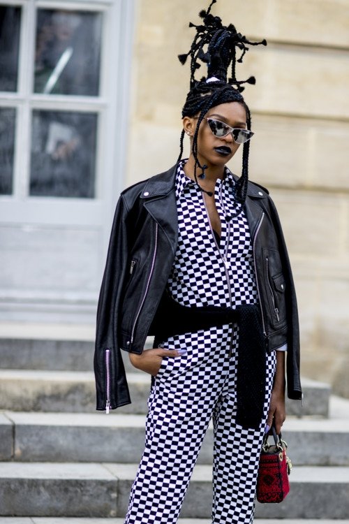 Французский шарм: стильные уличные луки на Неделе моды в Париже - фото 372856